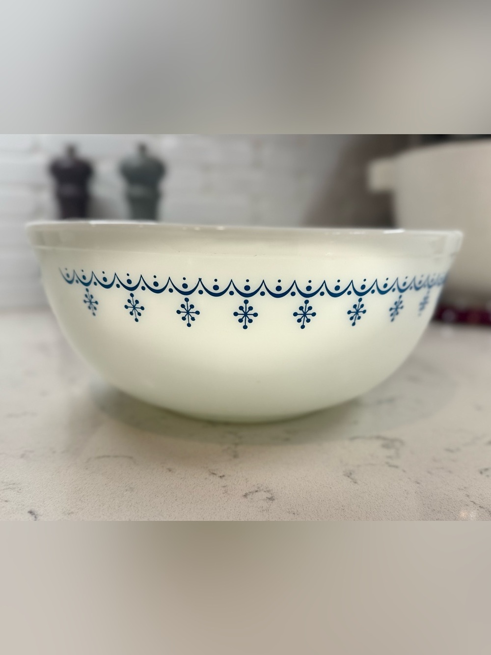 Pyrex Snowflake Garland 404 Classic White Ceramic Mixing Bowl with Blue Pattern